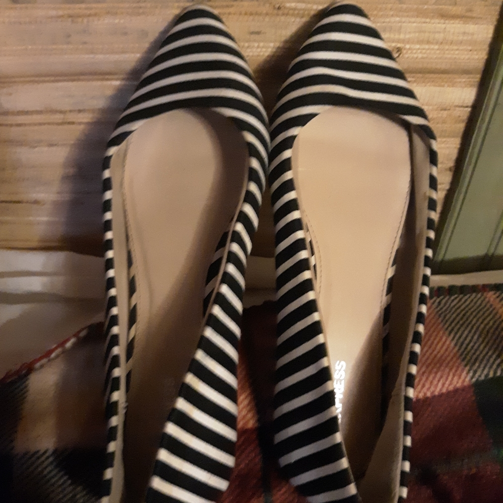 Womens size 8 dress shoe.